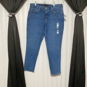 Free assembly straight through hip and thigh, slightly tapered leg